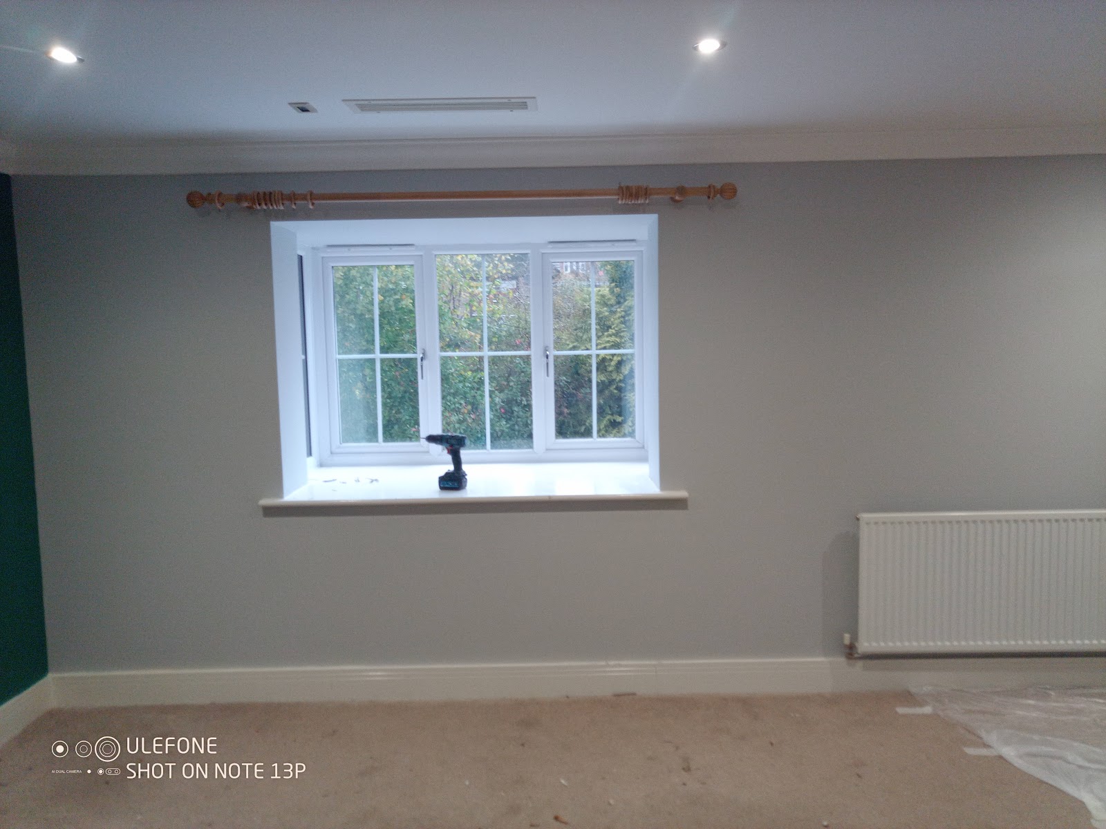 Grey room with new paintwork by H&C Cleaning and Maintenance in Hailsham